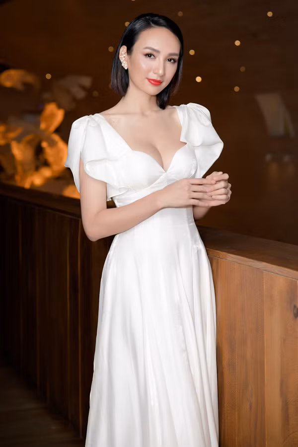 Một ngày trước đó, Hoa hậu Du lịch 2008 tham dự show thời trang của NTK Lê Thanh Hòa. Cô gây bất ngờ với hình ảnh trẻ trung nhưng không mất đi nét gợi cảm thường thấy.