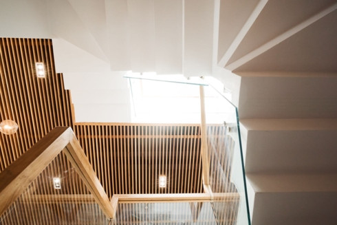  Trần nhà ốp gỗ chống nóng, chống ồn và mang vẻ đẹp thẩm mỹ cao.