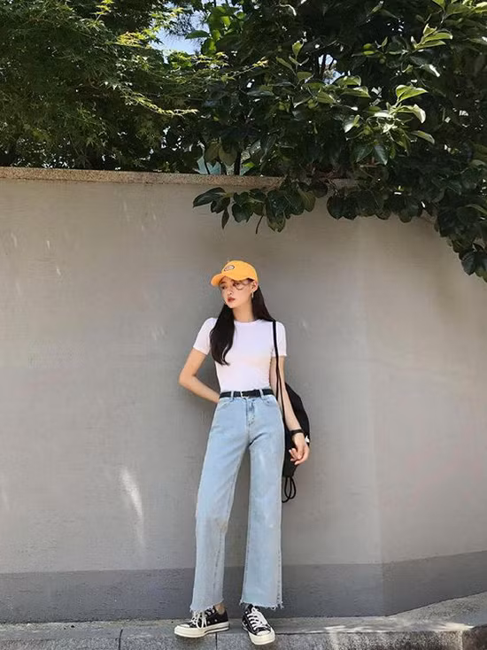 Để set đồ jeans xanh, áo thun trắng không còn nhàm chán, các bạn gái có thể mix thêm sắc màu cho phụ kiện giầy, túi xách và mũ lưỡi trai phù hợp với mùa nắng.