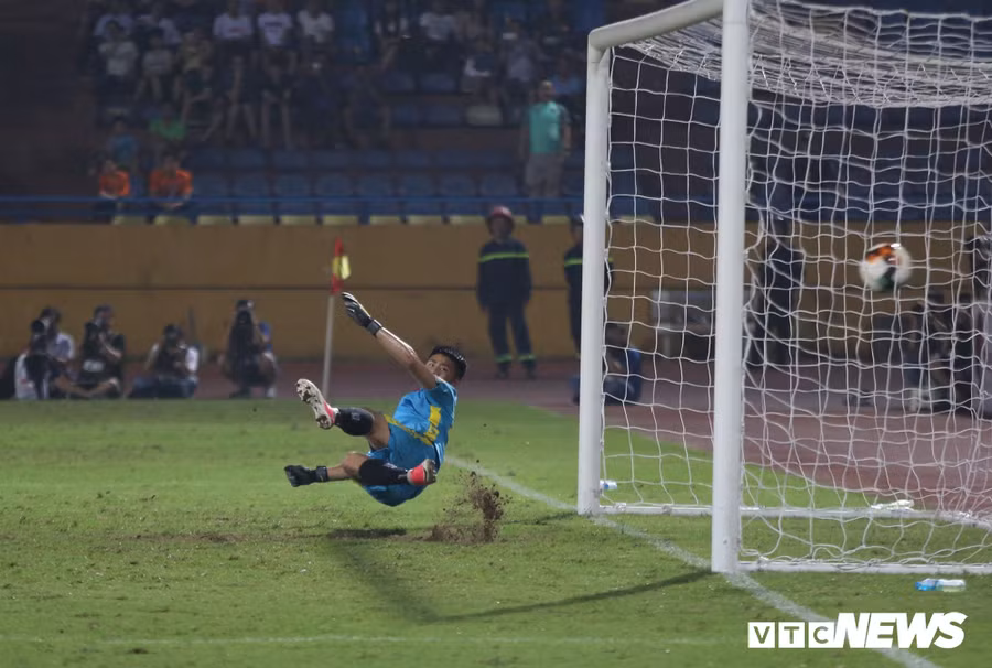 Văn Toản không thể giúp Hải Phòng có điểm. (Ảnh: Ngọc Anh)