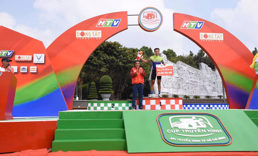 Ban tổ chức trao giải “Mảnh liệt tinh thần Việt Nam” cho VĐV Hà Kiều Tuấn Đại (Nhựa Bình Minh Bình Dương). Ảnh: Hà Phương