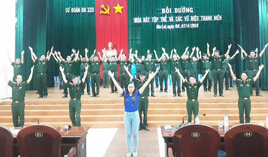  Sư đoàn 320 phối hợp với Tỉnh Đoàn mở lớp bồi dưỡng múa hát tập thể và các vũ điệu thanh niên cho cán bộ Đoàn của đơn vị. Ảnh: L.H