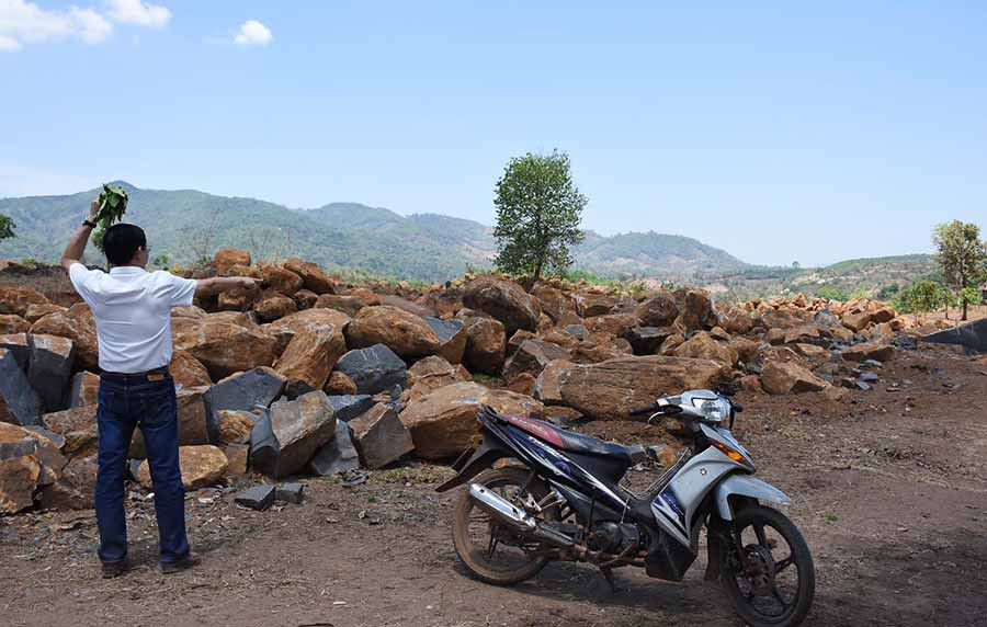  Đá khai thác chất đống tại hiện trường. Ảnh: H.P