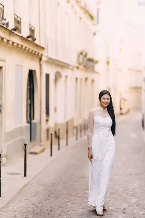 Thiết kế cổ hai trong một thể hiện việc bắt kịp xu hướng thời trang cưới hiện đại của NTK. Lớp vải voan xuyên thấu ở cổ, tay áo gợi vẻ quyến rũ của tân nương mà không làm mất đi sự duyên dáng.  Thiết kế cổ hai trong một thể hiện việc bắt kịp xu hướng thời trang cưới hiện đại của NTK. Lớp vải voan xuyên thấu ở cổ, tay áo gợi vẻ quyến rũ của tân nương mà không làm mất đi sự duyên dáng.