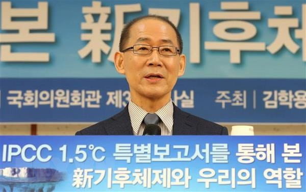Chủ tịch Ủy ban liên Chính phủ Hàn Quốc về biến đổi khí hậu Lee Hoe-sung. (Nguồn: Yonhap/TTXVN) Chủ tịch Ủy ban liên Chính phủ Hàn Quốc về biến đổi khí hậu Lee Hoe-sung. (Nguồn: Yonhap/TTXVN)
