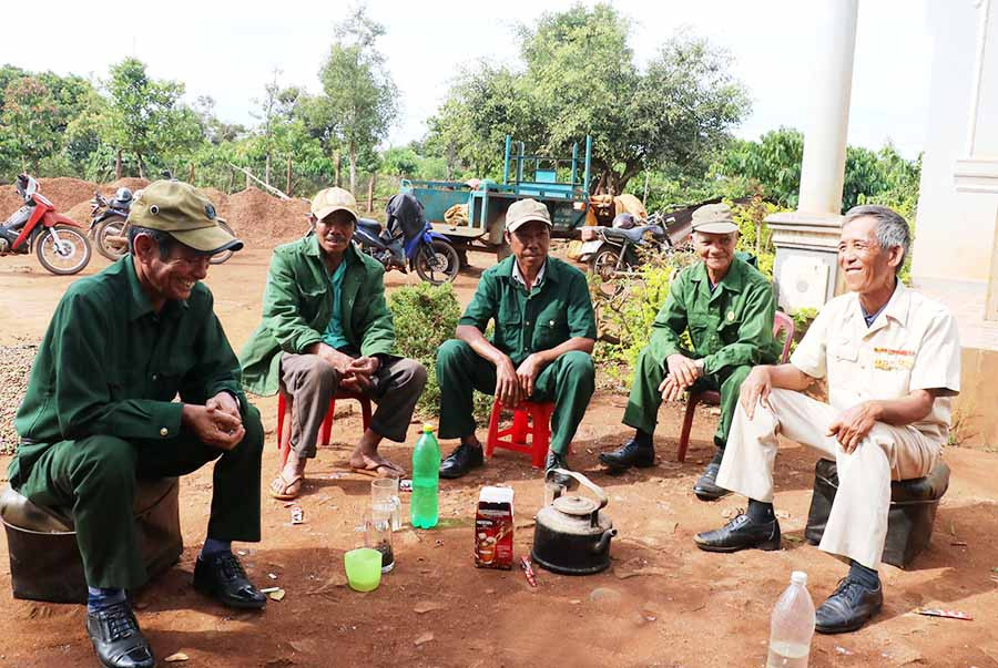  Hội viên Hội Cựu chiến binh xã Hà Bầu (huyện Đak Đoa) trao đổi tình hình công tác. Ảnh: N.H