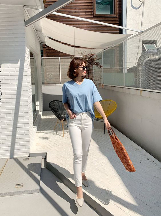 Đến văn phòng vào ngày nắng cực điểm, chính cách lựa chọn trang phục sẽ giúp các bạn gái phần nào dễ chịu hơn. Đến văn phòng vào ngày nắng cực điểm, chính cách lựa chọn trang phục sẽ giúp các bạn gái phần nào dễ chịu hơn.