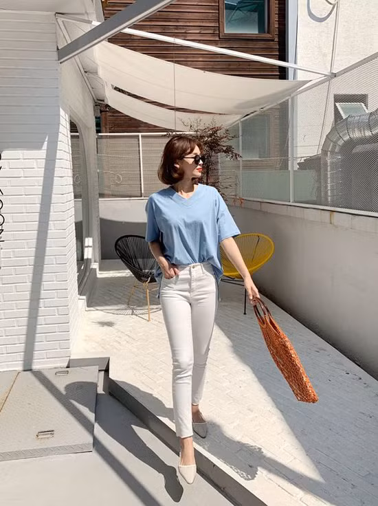 Đến văn phòng vào ngày nắng cực điểm, chính cách lựa chọn trang phục sẽ giúp các bạn gái phần nào dễ chịu hơn.