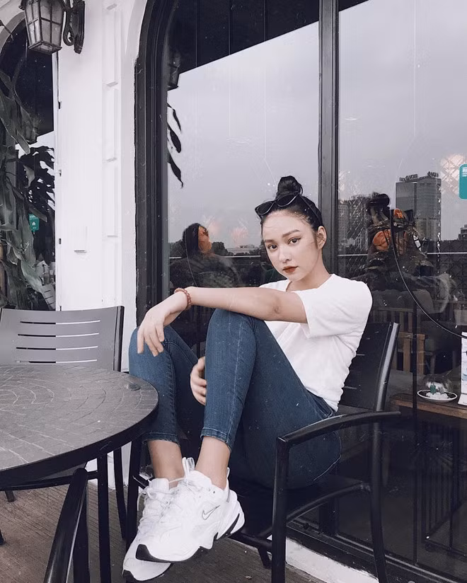 Hiện bên cạnh việc học, cô cũng theo đuổi đam mê làm mẫu ảnh của mình. Nữ sinh này được dân mạng dự đoán là thế hệ hot girl đình đám tiếp theo trong giới trẻ.