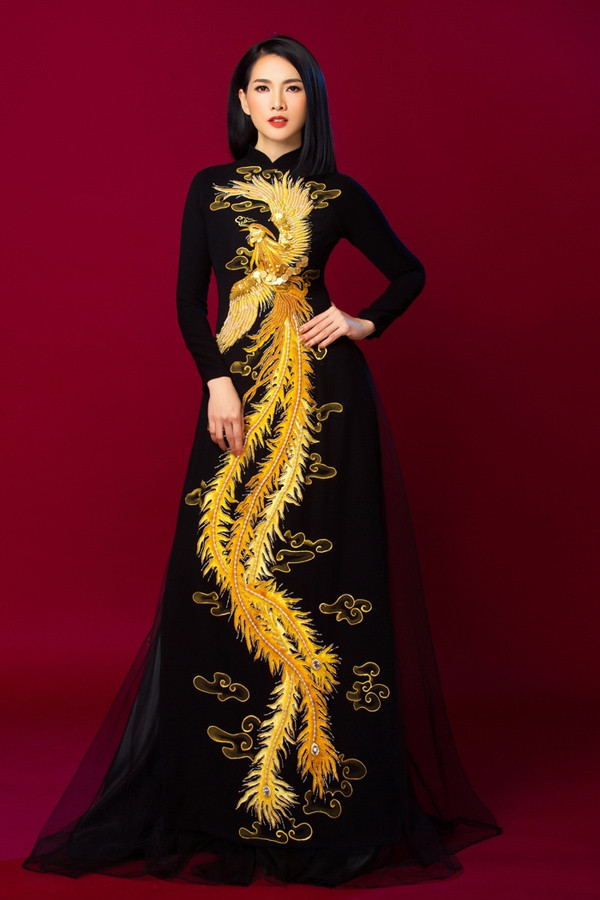 Cánh chim phượng hoàng tung bay được thêu thủ công tinh xảo, giúp người mặc toát lên nét quyền quý, vương giả.