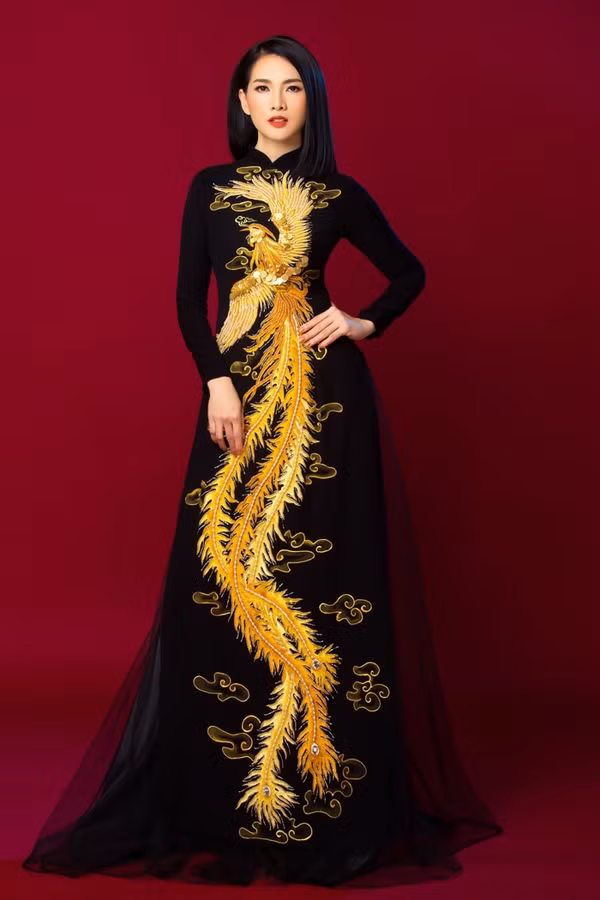Cánh chim phượng hoàng tung bay được thêu thủ công tinh xảo, giúp người mặc toát lên nét quyền quý, vương giả.