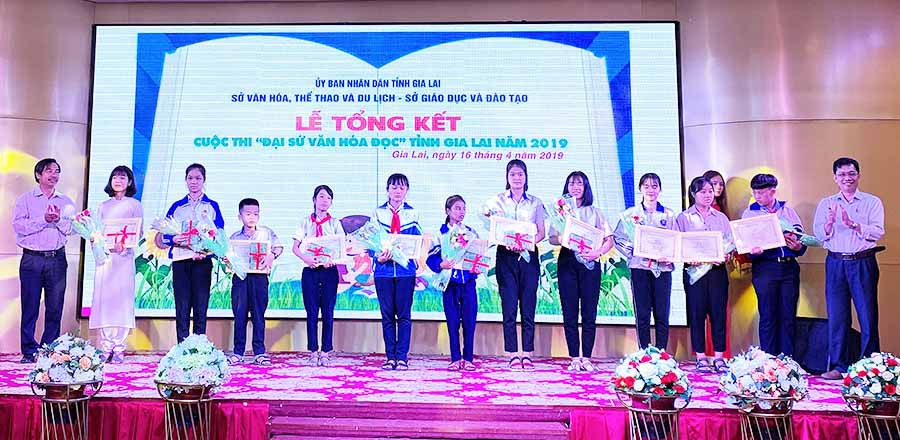  Tôn vinh những “Đại sứ văn hóa đọc” nhỏ tuổi. Ảnh: H.N