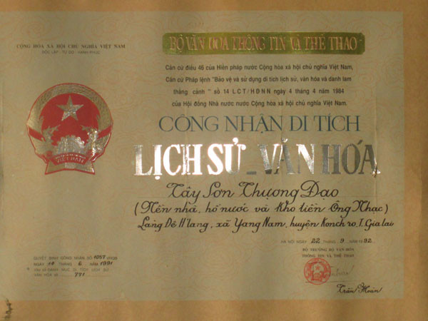 Bằng di tích hồ nước ông Nhạc. Ảnh: T.S Bằng di tích hồ nước ông Nhạc 14-3. Ảnh: T.S