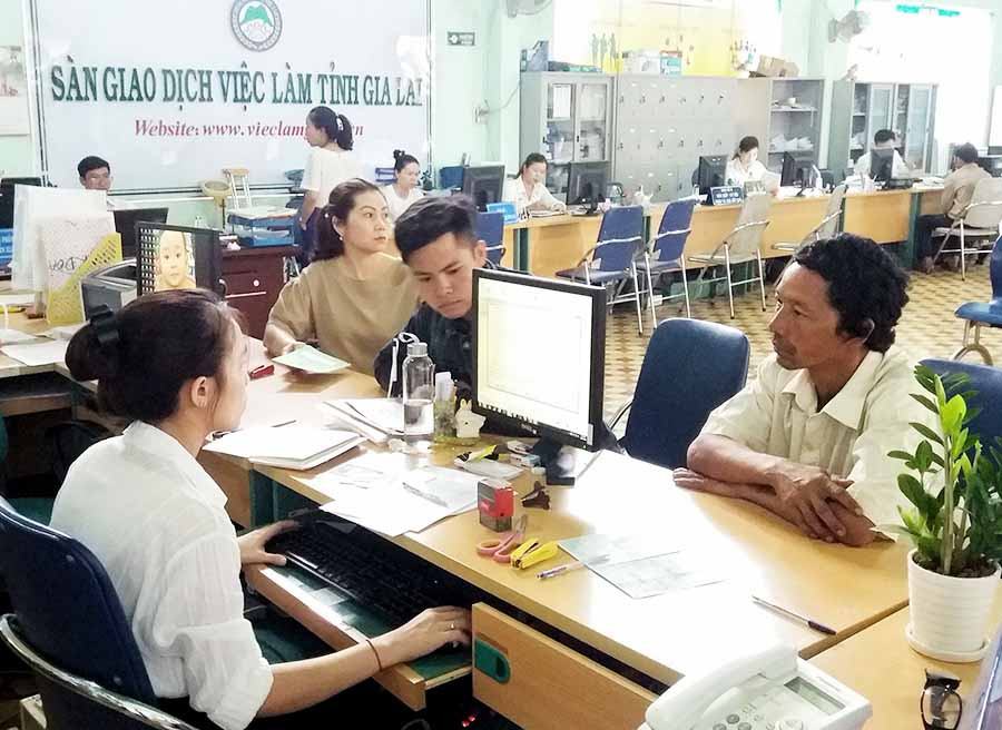 Người lao động đến làm thủ tục hưởng trợ cấp thất nghiệp tại Trung tâm Dịch vụ Việc làm tỉnh. Ảnh: N.N Người lao động đến làm thủ tục hưởng trợ cấp thất nghiệp tại Trung tâm Dịch vụ Việc làm tỉnh. Ảnh: N.N