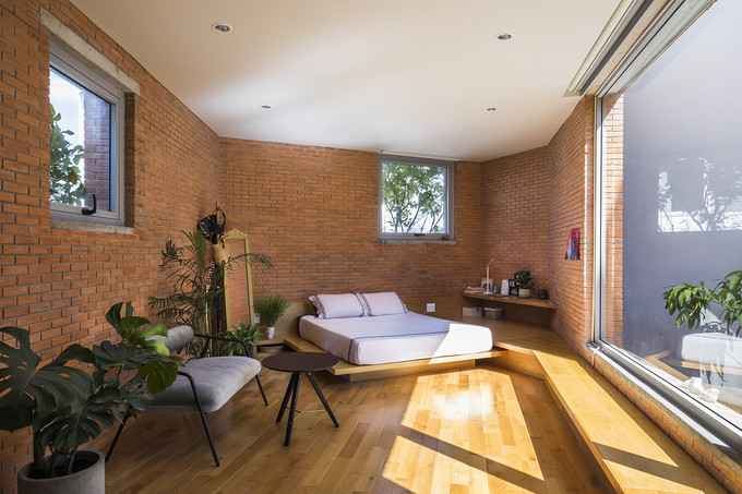 Phòng ngủ được thiết kế theo hướng tối giản, tiện dụng, điểm nhấn là những chậu cây xanh nhỏ trong phòng. Phòng ngủ được thiết kế theo hướng tối giản, tiện dụng, điểm nhấn là những chậu cây xanh nhỏ trong phòng.