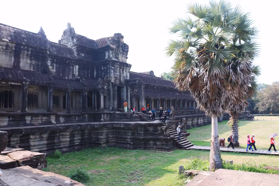 Toàn bộ quần thể cấu trúc Angkor Wat được dây dựng bằng đá. Ảnh: Quang Tấn