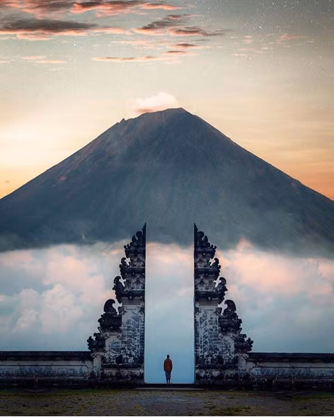  Mặc dù được cảnh báo về các hiện tượng phun trào, nhiều du khách vẫn mạo hiểm khám phá đỉnh núi. Xung quanh khu vực núi Agung có nhiều khu nghỉ dưỡng, hồ bơi ngoài trời... sở hữu khung cảnh tuyệt đẹp, cho du khách góc check-in độc đáo bên núi lửa. Ảnh: Epictraveldaily, maksimmarkelov.