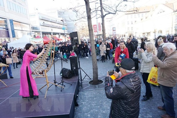 Biểu diễn đàn T'rưng tại Lễ hội ẩm thực quốc tế 'Trải nghiệm Việt Nam' tại Séc. (Ảnh: Hồng Kỳ/TTXVN) Thúc đẩy hợp tác trên các lĩnh vực