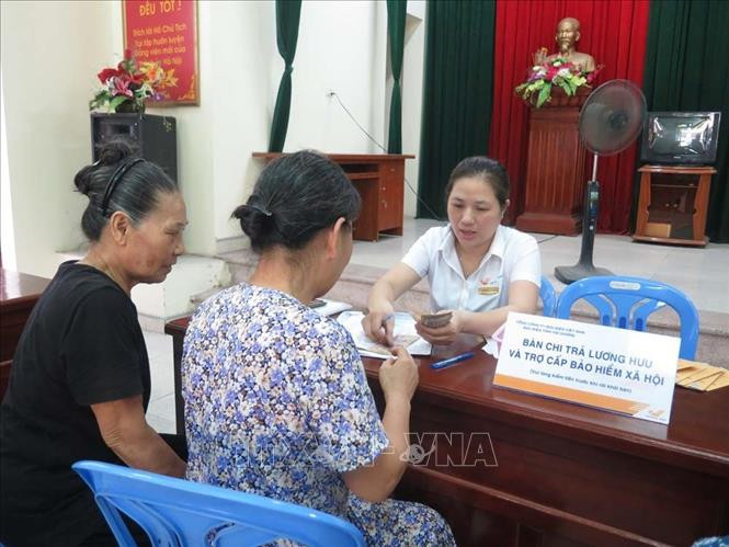 Người nghỉ hưu tại thành phố Hải Dương nhận lương hưu và trợ cấp BHXH. Ảnh: Mạnh Minh/TTXVN