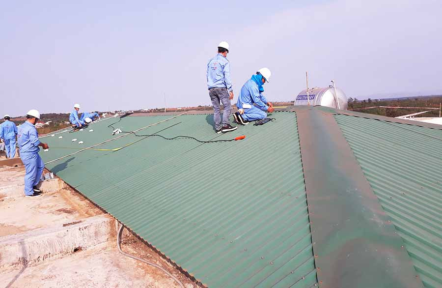  Thi công công trình điện mặt trời áp mái. Ảnh: H.D