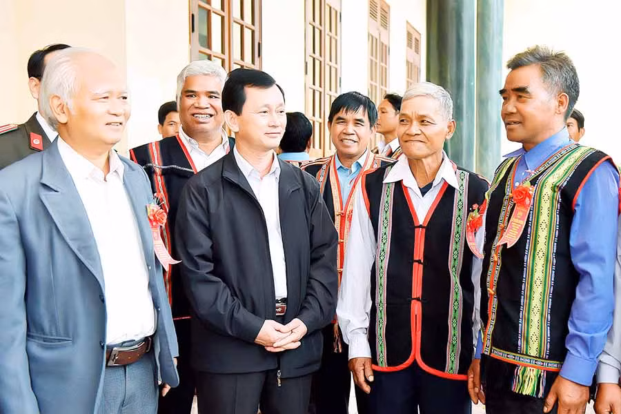 Bí thư Tỉnh ủy Dương Văn Trang (thứ 3 từ trái qua) và ông Ksor Phước (bìa trái) gặp gỡ các già làng, người có uy tín. Ảnh: ĐỨC THỤY