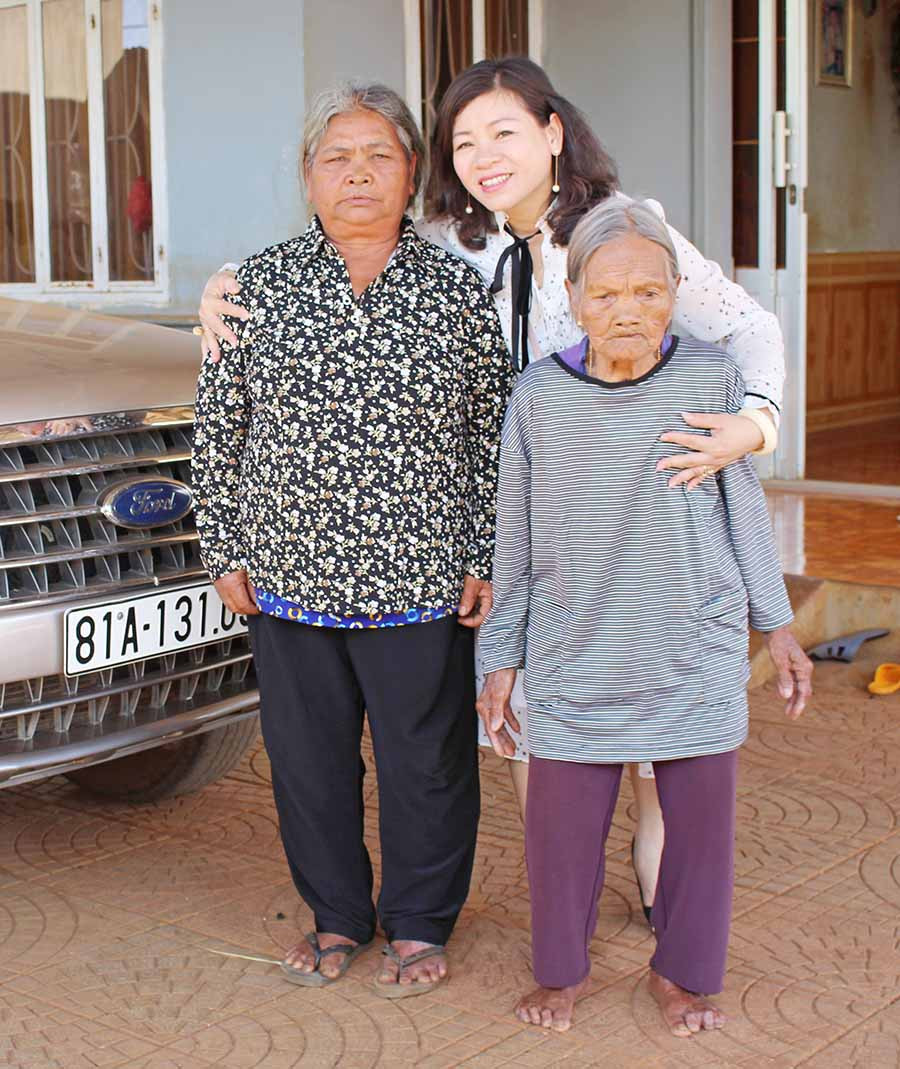Tác giả chụp ảnh với mẹ và em gái Rơ Châm Plur của Anh hùng Rơ Châm Ớt. Ảnh: P.L