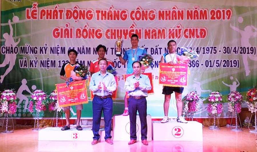  Ông Võ Toàn Thắng-Tổng Giám đốc Công ty trao giải cho các đội bóng đạt thành tích cao. Ảnh. Đinh Yến