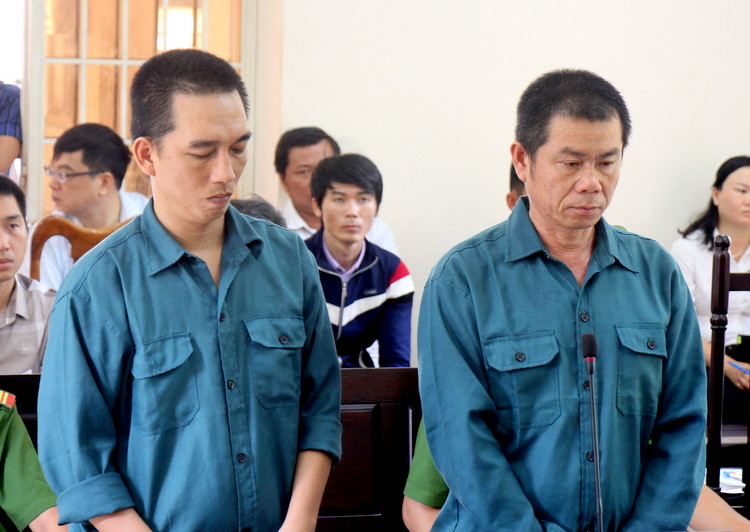 Phong (trái) và Hiền tại tòa. Ảnh: Nguyễn Khoa. Phong (trái) và Hiền tại tòa. Ảnh: Nguyễn Khoa.