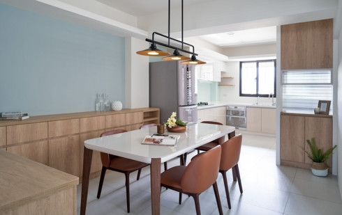 Ngoài màu xanh dương những màu sắc khác trong nhà cũng đều là những gam màu nhẹ nhàng và tinh tế như trắng, nâu, be…dễ kết hợp và thay đổi về sau.