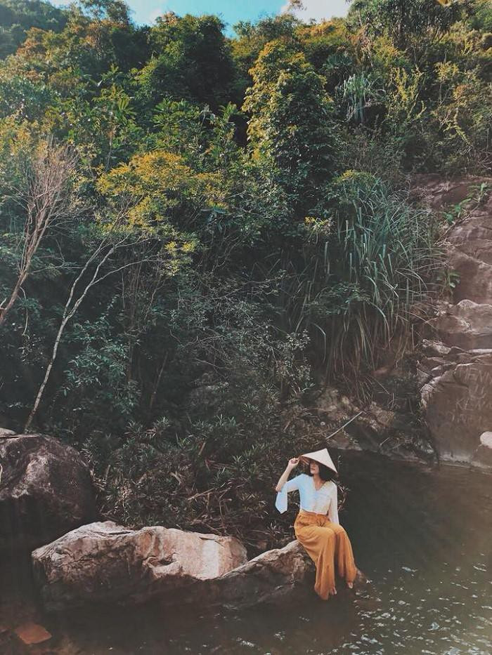 Cách trung tâm TP. Quy Nhơn khoảng 18km về phía Tây Nam, để đến được đây bạn đi dọc theo QL1 hướng đèo Cù Mông, gặp đèn đỏ ngã tư Long Mỹ (dưới chân dốc Ông Phật), rẽ phải đi Long Mỹ. Theo đường bê tông, đi qua khỏi KCN Long Mỹ khoảng 3km, gặp ngã 3 rẽ trái vào Hồ Long Mỹ. Sau đó bạn sẽ lên hồ để vào Suối Đá. Cách trung tâm TP. Quy Nhơn khoảng 18km về phía Tây Nam, để đến được đây bạn đi dọc theo QL1 hướng đèo Cù Mông, gặp đèn đỏ ngã tư Long Mỹ (dưới chân dốc Ông Phật), rẽ phải đi Long Mỹ. Theo đường bê tông, đi qua khỏi KCN Long Mỹ khoảng 3km, gặp ngã 3 rẽ trái vào Hồ Long Mỹ. Sau đó bạn sẽ lên hồ để vào Suối Đá.