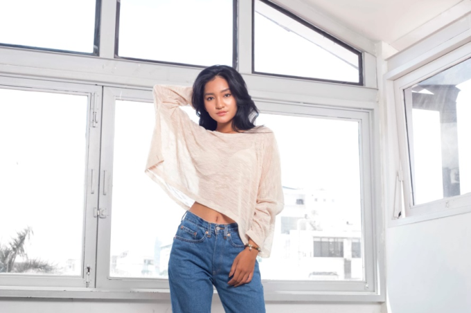 Các mẫu váy hè, áo sơ mi, áo thun oversize và quần jean, cotton thoải mái cơ động... là những món đồ không thể thiếu trong thời tiết nắng. Các mẫu váy hè, áo sơ mi, áo thun oversize và quần jean, cotton thoải mái cơ động... là những món đồ không thể thiếu trong thời tiết nắng.