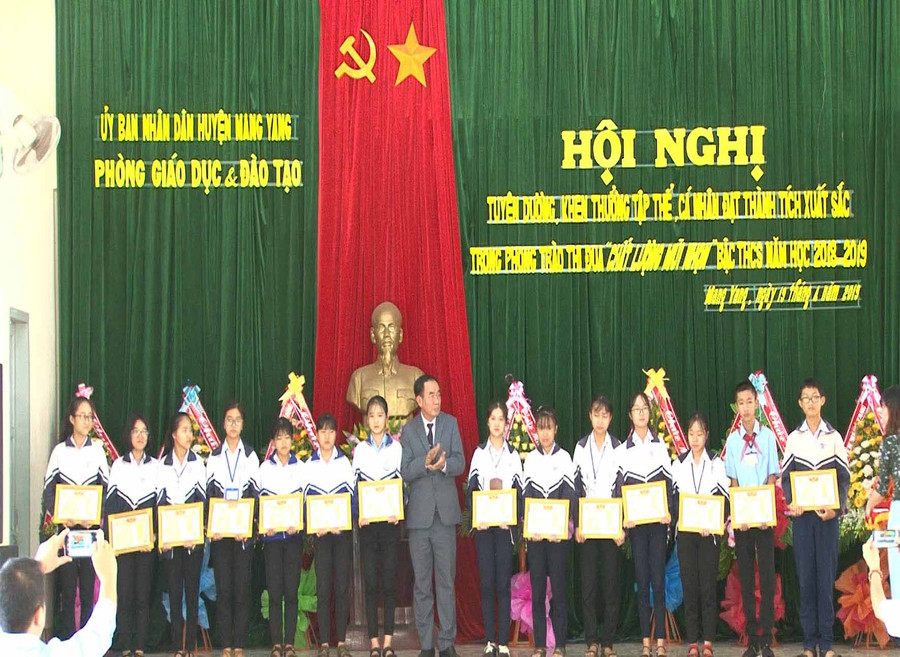 UBND huyện Mang Yang tặng giấy khen cho các em học sinh có thành tích xuất sắc. Ảnh: Hà Phương