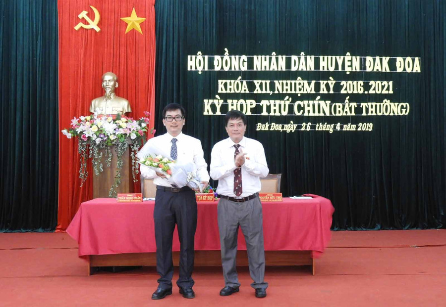 Chủ tịch HĐND huyện Đak Đoa tặng hoa chúc mừng tân Chủ tịch UBND huyện. Ảnh: Thanh Nhật 