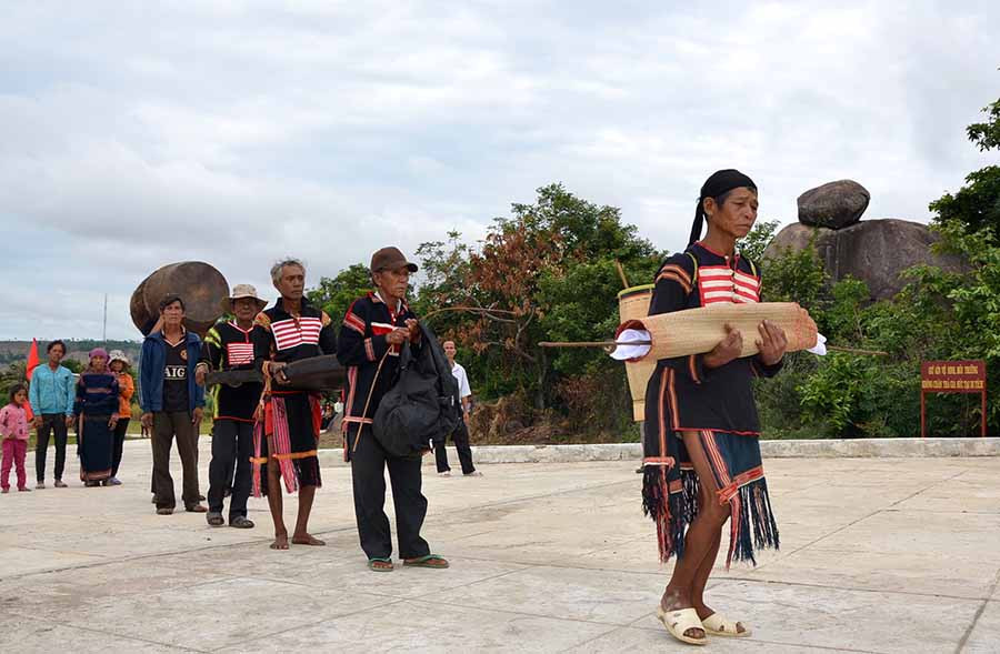  Ông Rơ Lan Hieo-thế thân của Vua Lửa-di dời gươm thần về nhà mới. Ảnh: Đ.P