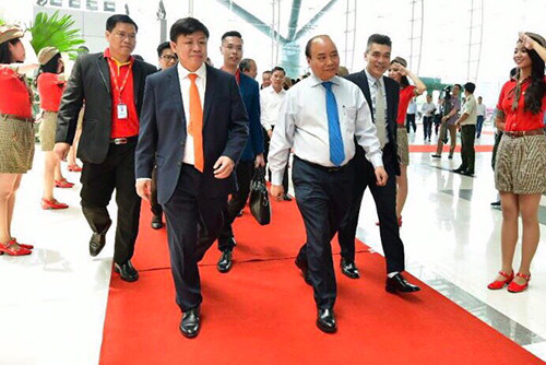  Thủ tướng Nguyễn Xuân Phúc và các lãnh đạo tham dự lễ khai trương 5 đường bay mới đến và đi từ Cần Thơ của Vietjet.
