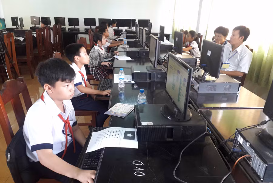 Các thi sinh thi thực hành. Ảnh: Lê Trang