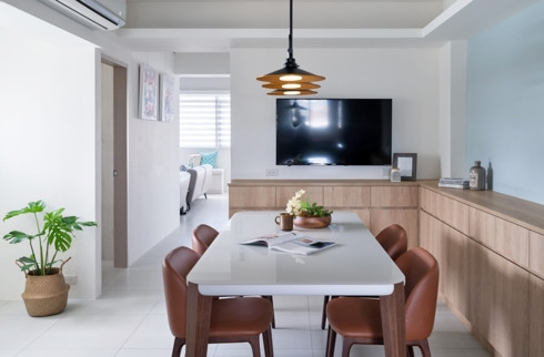  Thêm một chiếc kệ tivi gắn sát tường để giúp các thành viên giải trí khi đang ở trong phòng ăn.