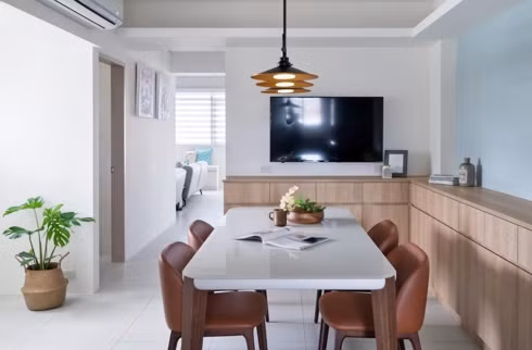  Thêm một chiếc kệ tivi gắn sát tường để giúp các thành viên giải trí khi đang ở trong phòng ăn.