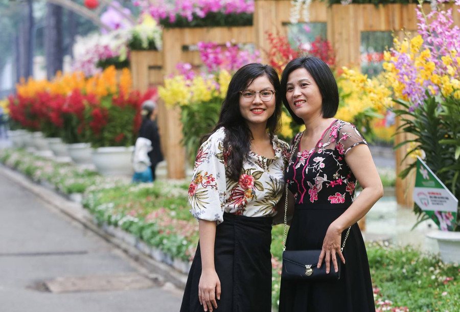  Mẹ con chị Diễm (quận Tân Phú) thích thú ngắm và chụp ảnh với hoa lan. 