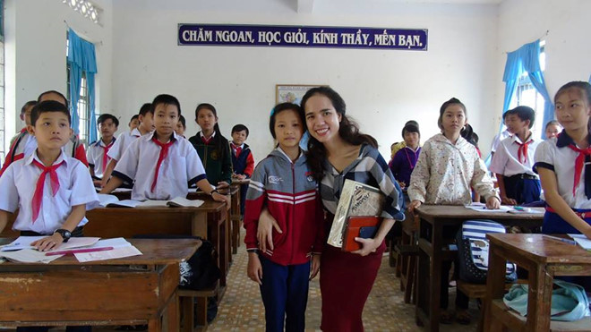  Diệu Ngân (giữa) và các trò nhỏ ở Phú Yên. Nhiều em trong số này được Ngân trao học bổng ẢNH: NVCC