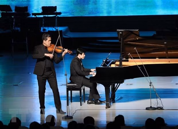 Nghệ sĩ Bùi Công Duy biểu diễn trong chương trình. (Ảnh: Phương Hoa/TTXVN)