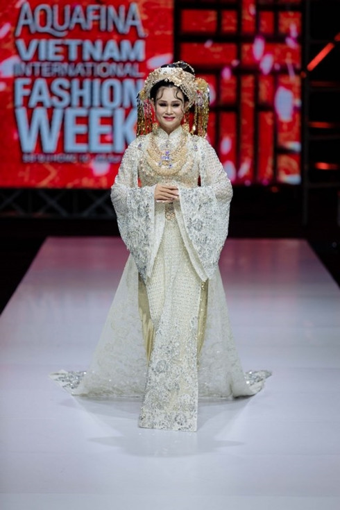  Ngoài các thiết kế nữ, “Trâm Anh Thế Phiệt” còn giới thiệu đến người yêu thời trang những thiết kế áo dài, áo choàng, áo dạ hội quý tộc dành cho nam, được thể hiện bởi dàn mẫu nam nổi tiếng như Tuấn Kiệt The Face, K’Brơi, Lương Gia Huy, Long Lê,…