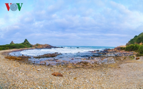  Du khách yêu thiên nhiên có thể tự mình đạp xe hoặc thuê xe điện dạo vòng quanh đảo, tới các bãi biển, bãi đá ở rìa đảo, trải nghiệm làm 