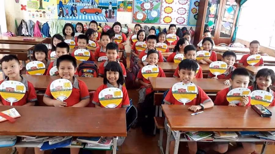 Học sinh Trường Tiểu học thị trấn Phú Hòa (huyện Chư Pah) thích thú với sản phẩm quạt truyền thông an toàn giao thông. Ảnh: L.H 