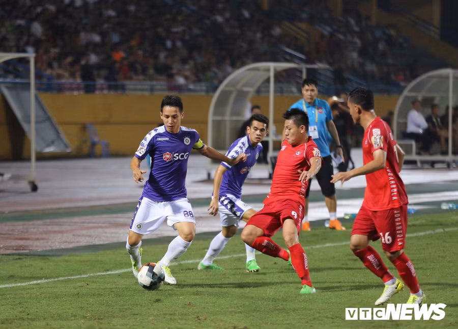  Nỗ lực của Hải Phòng (áo đỏ) được đền đáp ở phút 55. (Ảnh: Ngọc Anh)