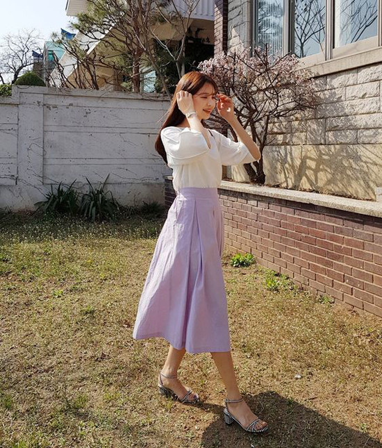 Chân váy midi màu tím khoai môn nhạt mang tới điểm nhấn vừa đủ về màu sắc khi kết hợp cùng blouse trắng. Chân váy midi màu tím khoai môn nhạt mang tới điểm nhấn vừa đủ về màu sắc khi kết hợp cùng blouse trắng.