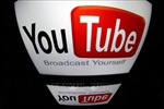 Biểu tượng YouTube trên màn hình máy tính bảng. Ảnh minh họa: AFP/TTXVN