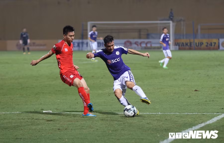 Hải Phòng (áo đỏ) chơi đầy quyết tâm trước Hà Nội. (Ảnh: Ngọc Anh)