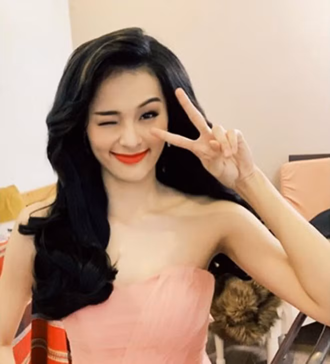 Trên trang cá nhân, Hạ Vi thường đăng những bức hình lạc quan vui vẻ. Trên trang cá nhân, Hạ Vi thường đăng những bức hình lạc quan vui vẻ.