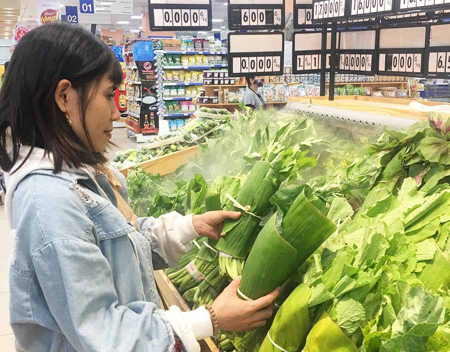  Thay thế bao bì ni lông bằng lá chuối tươi là một trong những chiến dịch nhằm giảm thiểu tối đa những sản phẩm không có lợi cho môi trường. Ảnh: V.T